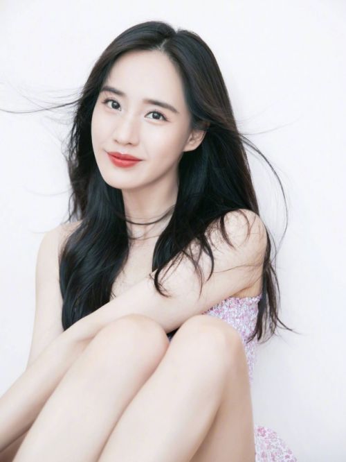 王智，原名王紫瑄，1982年7月29日出生于中国辽宁省鞍山市，毕业于中央戏剧学院，中国内地女演员、功夫女星。
2011年王智主演年代动作剧《马永贞》，2014年主演的都市家庭情感剧《妻子的秘密》播出。2015年在喜剧电影《夏洛特烦恼》中成功演绎秋雅一角，被媒体誉为国民初恋，并凭借该片获得金羊奖澳门国际电影节首届最具潜质奖、第33届大众电影百花奖最佳女配角提名。2016年出演电视剧《超级翁婿》和《凉生，我们可不可以不忧伤》。2017年领衔主演电影《人间·喜剧》。2018年主演喜剧电影《新乌龙院之笑闹江湖》。2019年出演科幻片《流浪地球》。代表作品：《夏洛特烦恼》《人间·喜剧》等。